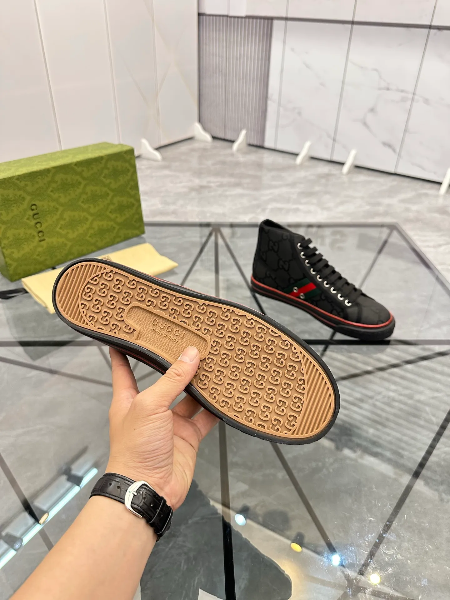 Men's shoes: 💰P420¥ Product trademark: Gucci* "Gucci*" high-top casual shoes Regular size: 38-44 (can be customized to 45.46.) Product materials: Original material from the upper counter, breathable lining, original outsole. Number: 661